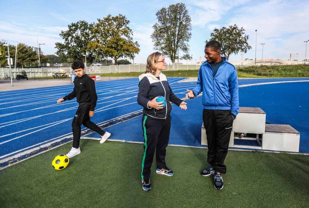 Sportpsycholoog Tessa Blom (m) gebruikt sport als bouwsteen voor zelfvertrouwen bij jongeren die het nodig hebben.BEELD EVA PLEVIER